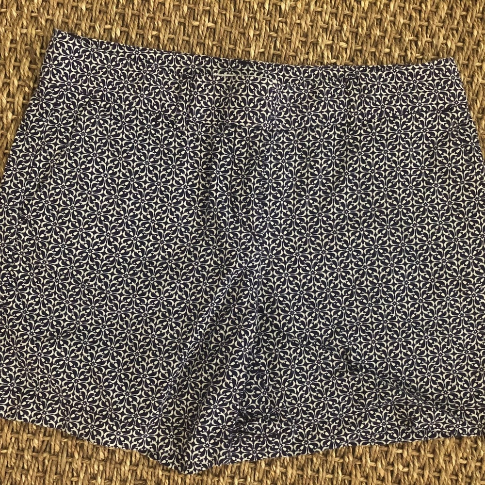 EUC Loft Blue White Pattern Shorts Size 6